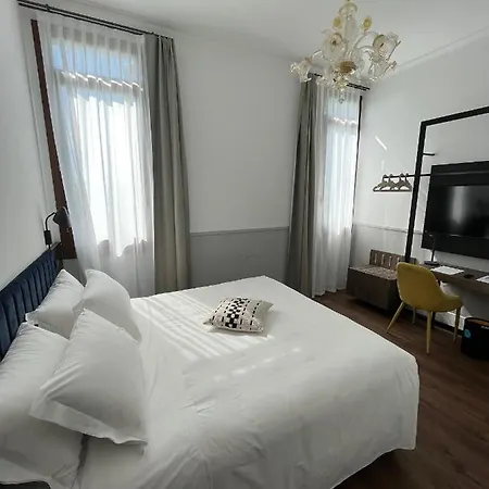 The Foscarini 4*