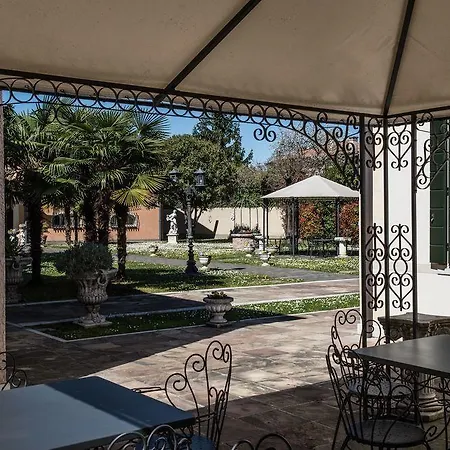 The Foscarini 4*